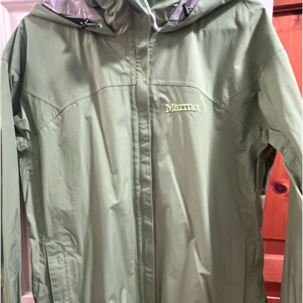 Marmot women’s size Large light green unlined hooded jacket. Very good condition